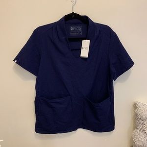 figs scrub top navy size M- large pockets